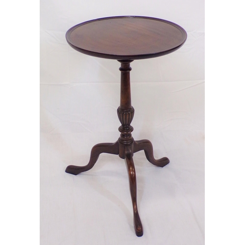 129 - Victorian mahogany round lamp or wine table with raised border, vase turned column, on hipped tripod