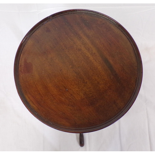 129 - Victorian mahogany round lamp or wine table with raised border, vase turned column, on hipped tripod