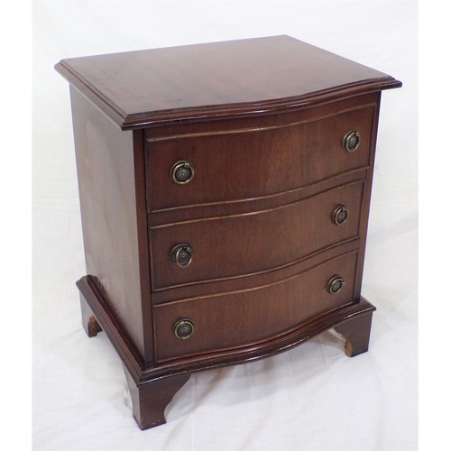 91 - Edwardian serpentine fronted mahogany small chest of three drawers, with drop handles, on bracket fe... 