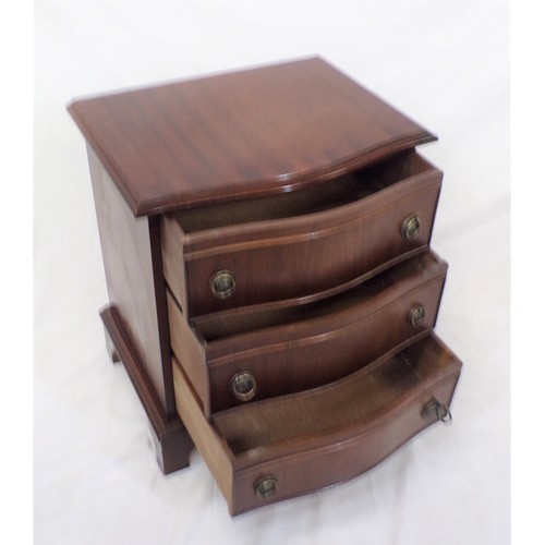 91 - Edwardian serpentine fronted mahogany small chest of three drawers, with drop handles, on bracket fe... 