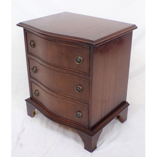 91 - Edwardian serpentine fronted mahogany small chest of three drawers, with drop handles, on bracket fe... 