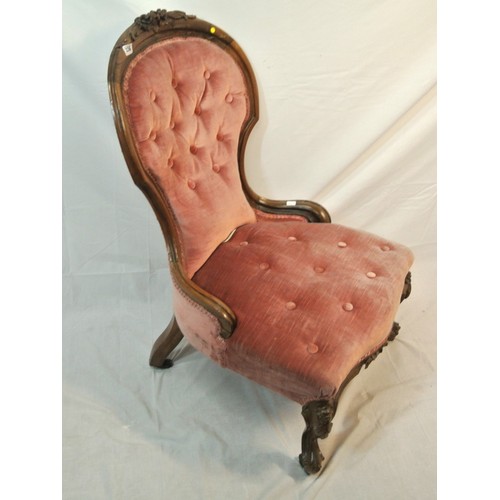 336 - Victorian walnut ladies spoonback chair with foliate carving, buttoned upholstery, serpentine fronte... 