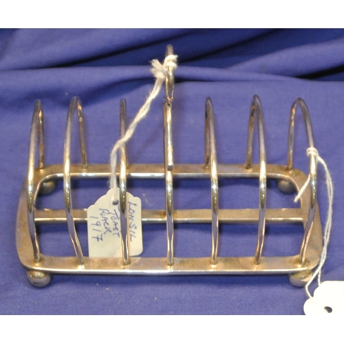 100 - Edward VII London silver 6 bar toast rack, 1917, hight 9x13x7cm