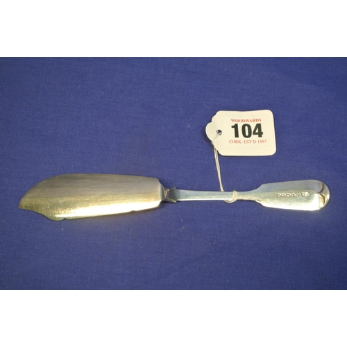 104 - Victorian London silver butter knife with fiddle pattern crested handle, 1858, 20cm