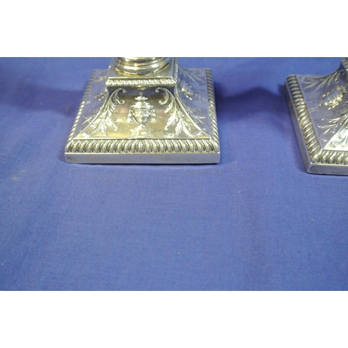 72 - Pair of London silver dwarf candlesticks with foliate and urn decoration, detachable sconces, on ste... 