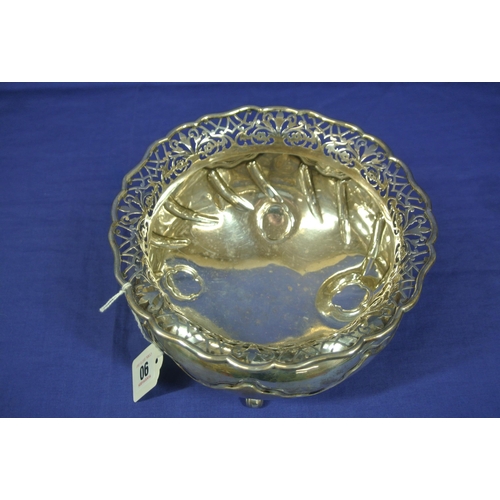 90 - Birmingham silver rose bowl with pierced wavy rim, on 4 scroll feet, dated 1903, 20cm diam.