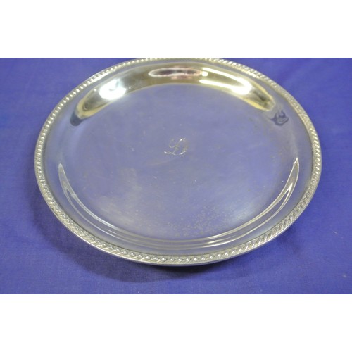 246 - Irish silver round tray with gadroon border, by William Egan, Cork 1966, 21cm, 369g