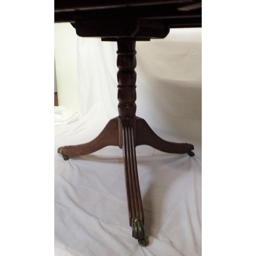 25 - Edwardian mahogany twin pillar dining table with reeded borders, raised on turned columns with reede... 