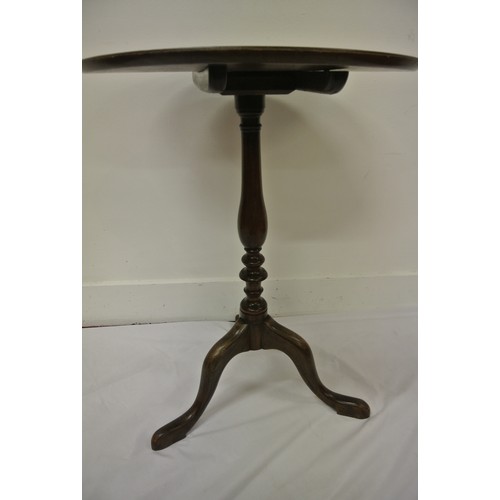 126 - Victorian mahogany round occasional table with tip-up top, baluster turned column, on hipped tripod