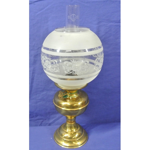 152 - Victorian brass table oil lamp with etched glass shade, on round base