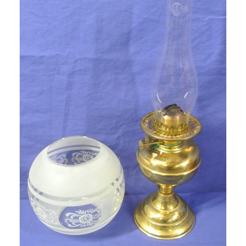 141 - Victorian brass table oil lamp with etched glass shade, on round base