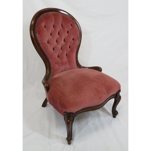 286 - Victorian mahogany framed spoon back occasional chair with buttoned upholstery, on cabriole legs