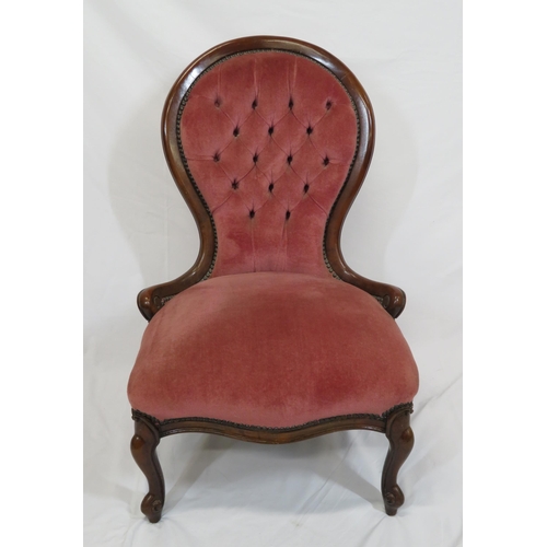 286 - Victorian mahogany framed spoon back occasional chair with buttoned upholstery, on cabriole legs