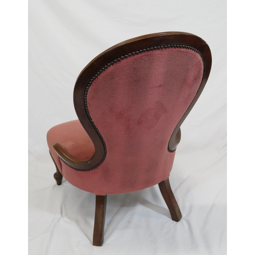 286 - Victorian mahogany framed spoon back occasional chair with buttoned upholstery, on cabriole legs