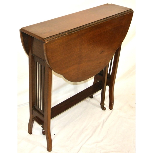 146 - Edwardian mahogany Pembroke table with serpentine shaped drop leaves, pull-out gateleg support, rail... 