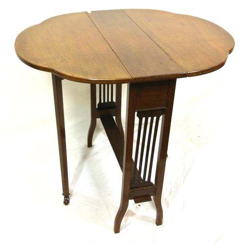 146 - Edwardian mahogany Pembroke table with serpentine shaped drop leaves, pull-out gateleg support, rail... 