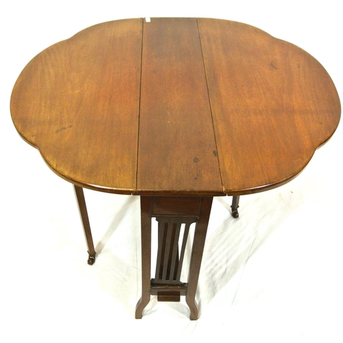 146 - Edwardian mahogany Pembroke table with serpentine shaped drop leaves, pull-out gateleg support, rail... 