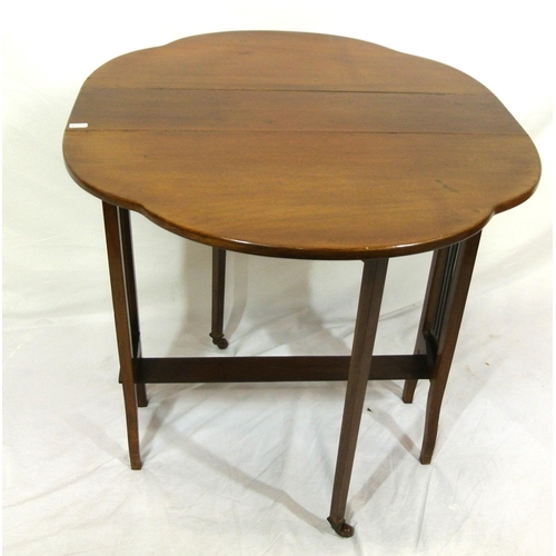 146 - Edwardian mahogany Pembroke table with serpentine shaped drop leaves, pull-out gateleg support, rail... 