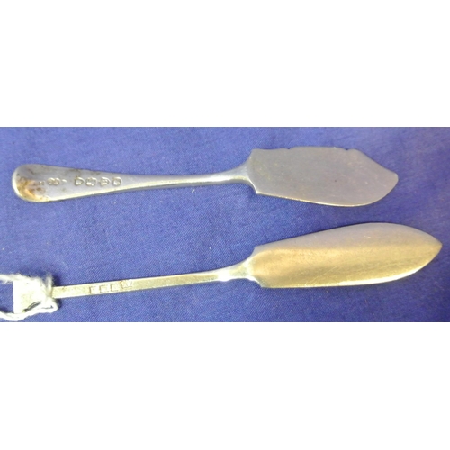 157 - Two small London silver butter knives with shaped handles L 11cm & 10cm