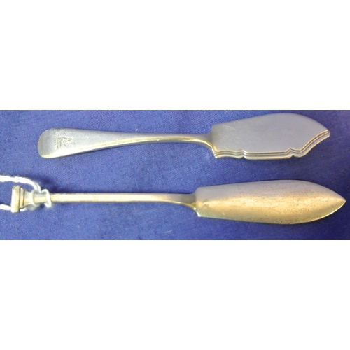 157 - Two small London silver butter knives with shaped handles L 11cm & 10cm