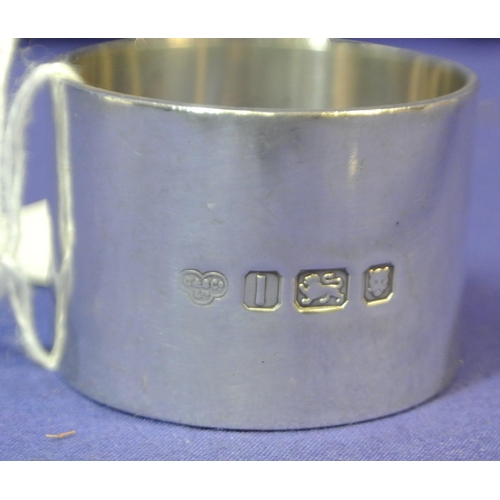 186 - London silver napkin ring dated 1944. 4X3cm