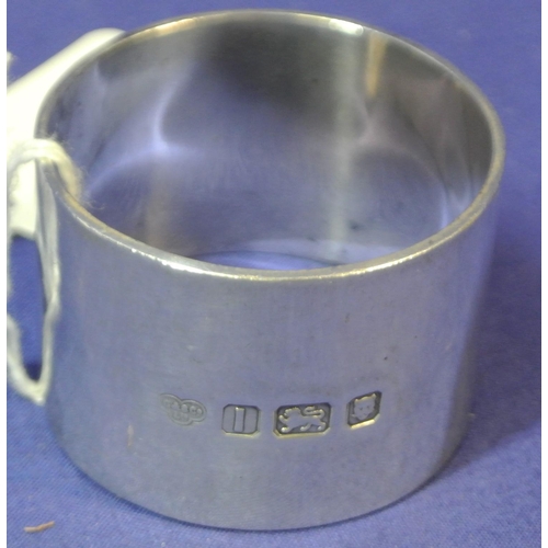 186 - London silver napkin ring dated 1944. 4X3cm