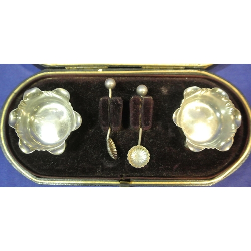 90 - Pair of Victorian Birmingham silver salt cellars & small spoons with wavy rims in presentation case