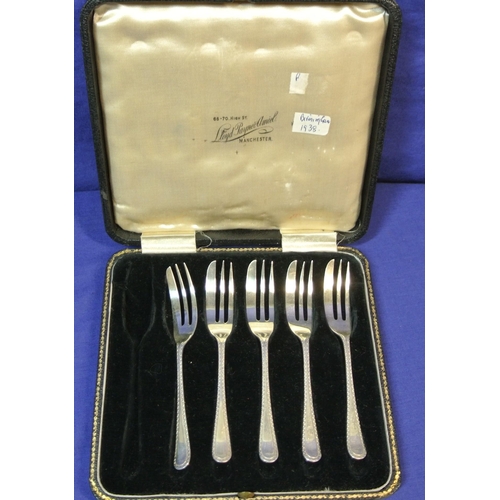 91 - Set of five Sheffield silver coffee spoons and tongs in case, and five Birmingham silver pastry fork... 