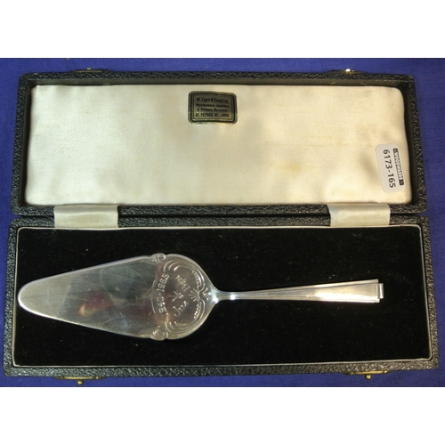 99 - Sheffield silver Art Deco style cake slice, inscribed, in case  17cm