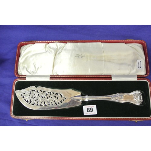 89 - Ornate London silver fish slice with pierce decoration and Kings pattern handle, in case, by Adams L... 