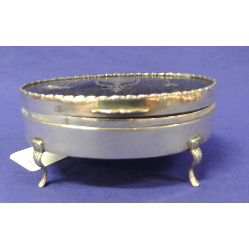 196 - London silver oval jewellery or trinket box with ornate inlaid tortoiseshell top, reeded border, on ... 