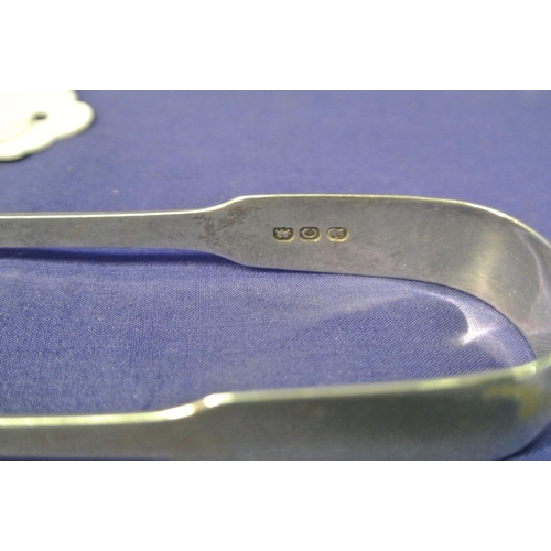 158 - Georgian English silver sugar or ice cube tongs of plain form with oval grips, crested, 45g 15cm