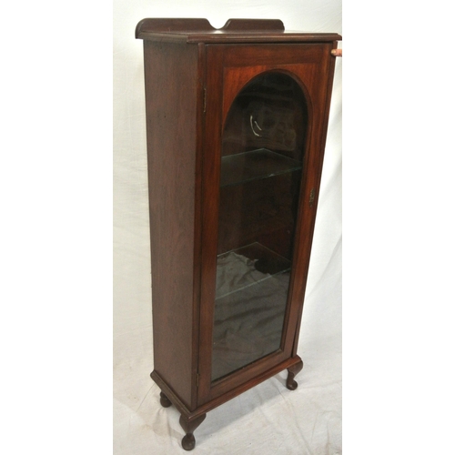 101 - Edwardian mahogany display cabinet with domed glazed door, shelved interior, on cabriole legs with p... 