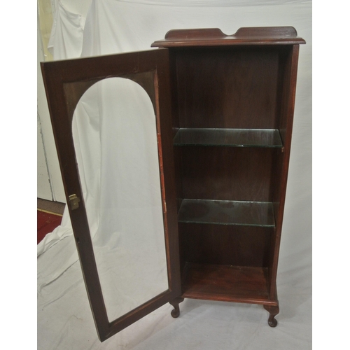 101 - Edwardian mahogany display cabinet with domed glazed door, shelved interior, on cabriole legs with p... 