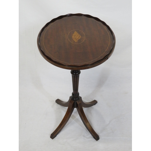 121 - Edwardian oval inlaid occasional table with wavy rim, shell inlay, raised on turned reeded tapering ... 