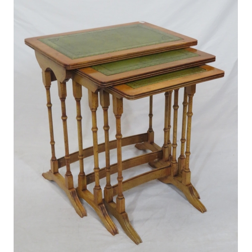 64 - Nest of three Edwardian yew tables with leatherette insets, reeded borders, turned columns & bracket... 