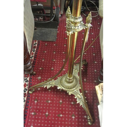 242 - Brass standard lamp of adjustable height, with shade. H 160/110cm x Leg 60 X60 X60 cm