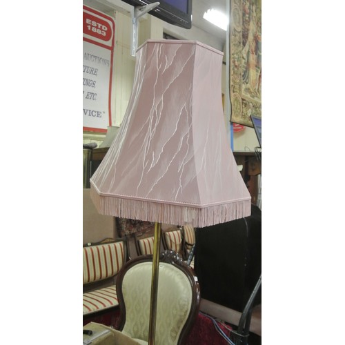 242 - Brass standard lamp of adjustable height, with shade. H 160/110cm x Leg 60 X60 X60 cm