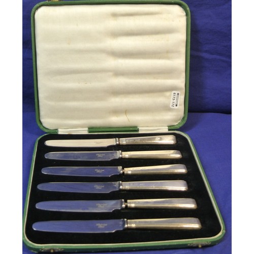 52 - Set of 6 Sheffield silver handled art deco style knives in presentation case