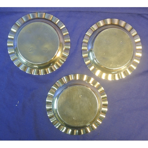 277 - Set of 3 Irish silver round dishes with wavy borders, by William Egan & Sons Ltd, Cork and bearing t... 