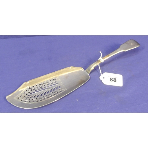 88 - George III London silver fish slice with crested fiddle pattern handle, by Richard Turner, 1817, 31c... 