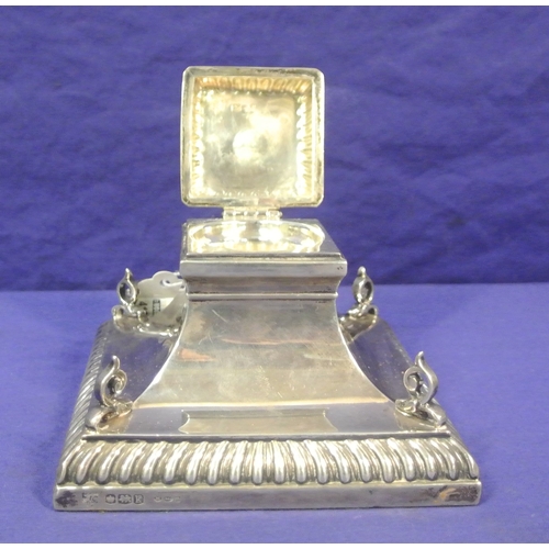 90 - Sheffield silver inkwell with shaped finials, stepped gadroon base, 566g.