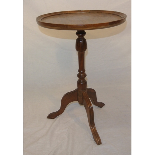 104 - Edwardian round lamp table with raised rim turned column, on reeded tripod