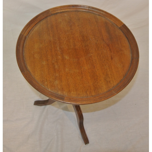 104 - Edwardian round lamp table with raised rim turned column, on reeded tripod