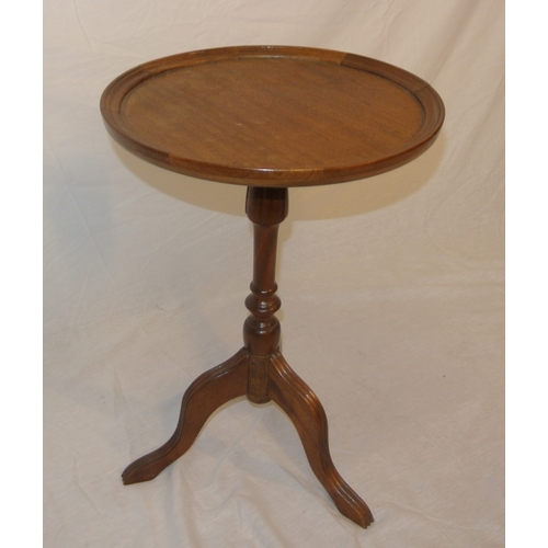 104 - Edwardian round lamp table with raised rim turned column, on reeded tripod