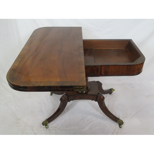 190 - Edwardian crossbanded mahogany & rosewood tea table with swivel fold-over top, rounded corners, pane... 