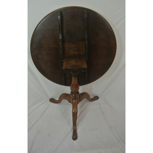 280 - Victorian mahogany round occasional table with tip-up top, baluster turned column, on hipped tripod