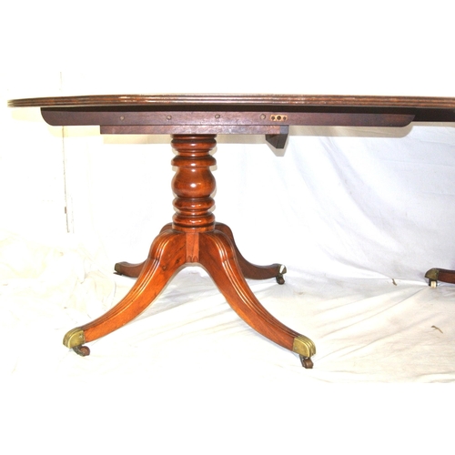 300 - Victorian mahogany D-end twin pillar dining table with reeded borders, raised on baluster turned col... 