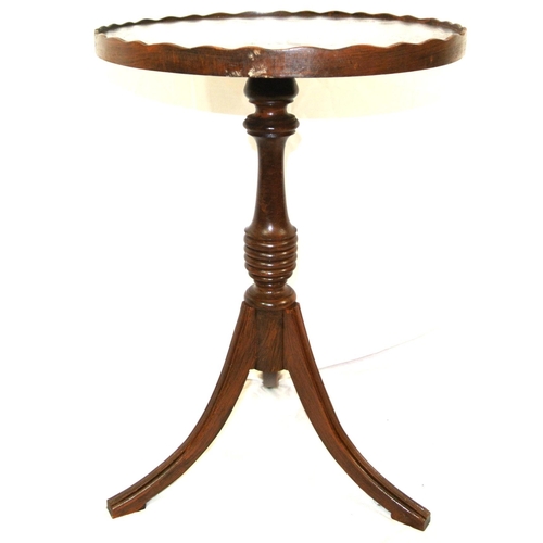 291 - Victorian oval occasional table with wavy rim, turned column on reeded tripod