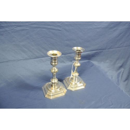 51 - Pair of Sheffield silver candlesticks with detachable sconces, shaped columns, of stepped bases